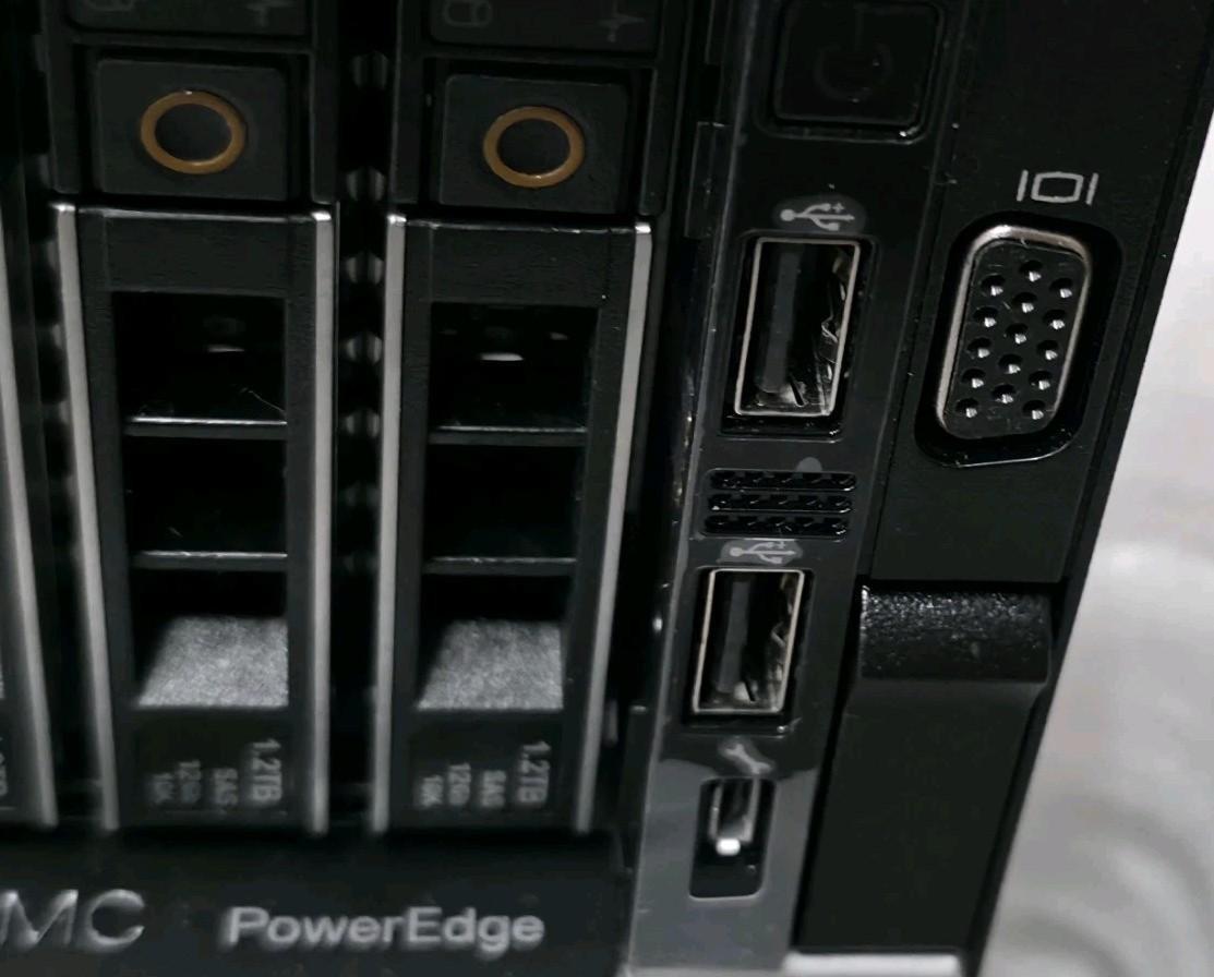 DELL PowerEdge R740XD Server 24 SFF 1x Xeon Gold 6234 3.3GHz 32GB RAM 22x1.2TB